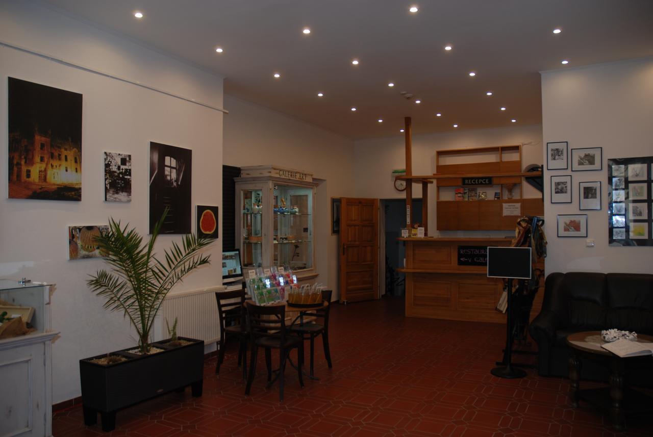 סלבוניצה Hotel U Ruze מראה חיצוני תמונה